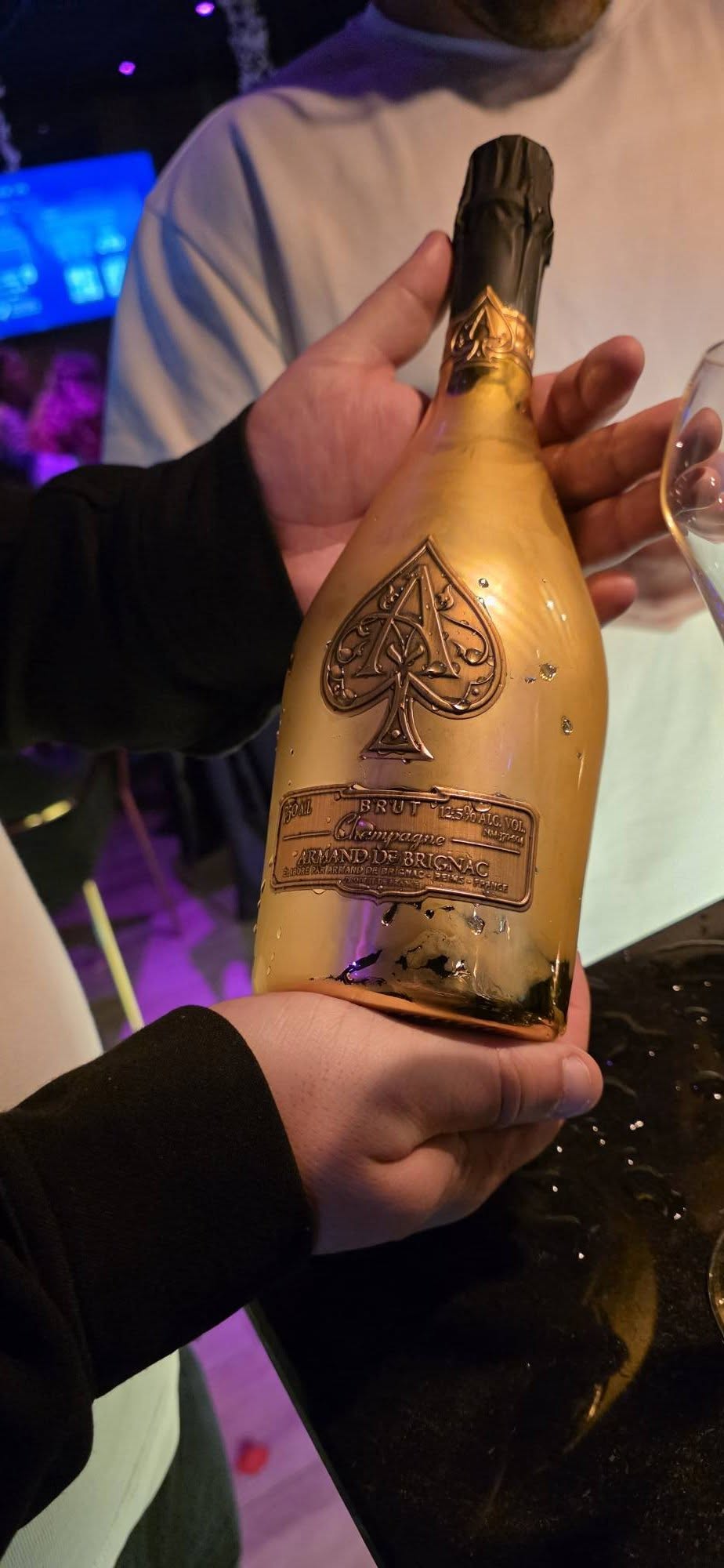 Une bouteille d'Armand de Brignac Brut, dorée, présentée en salle