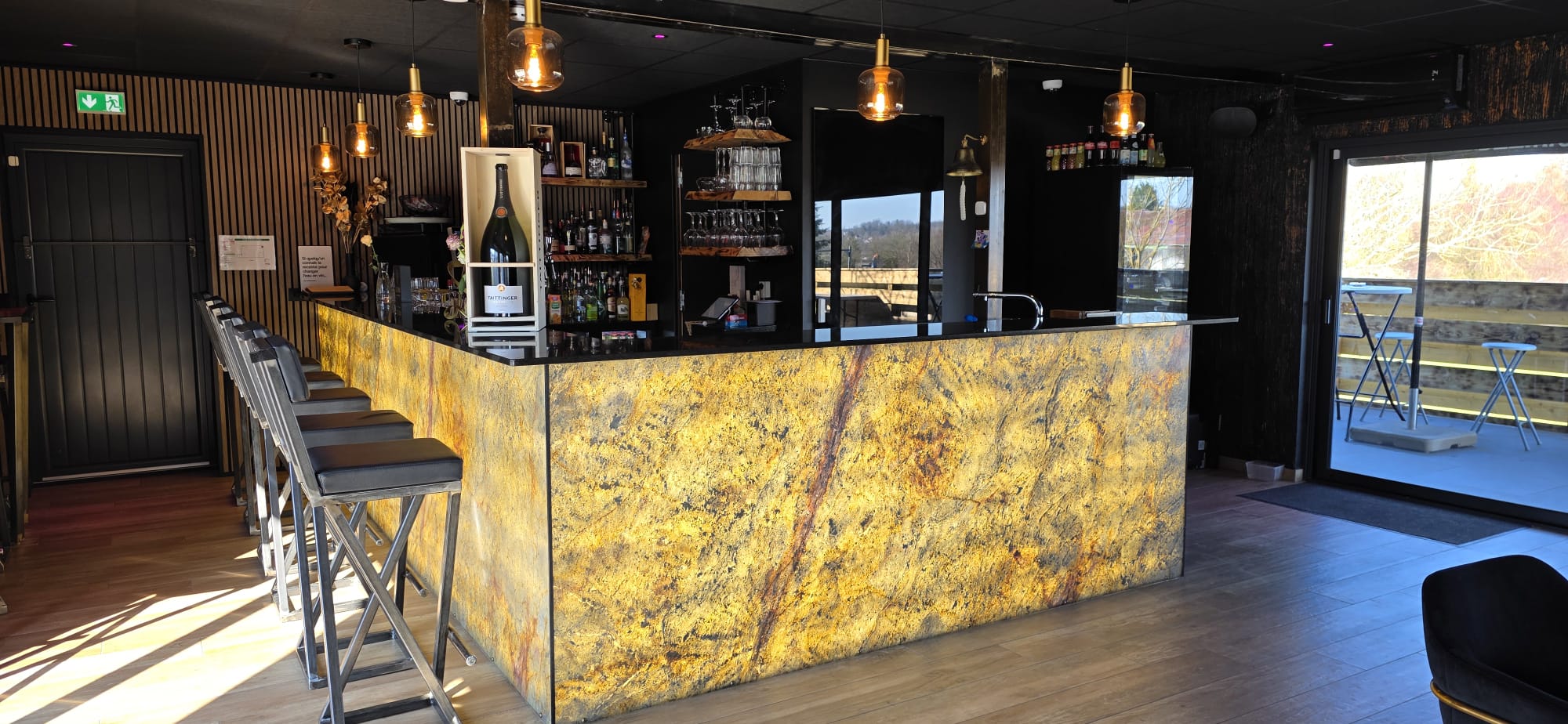 L'intérieur du bar lounge L'Écrin à Damelevières