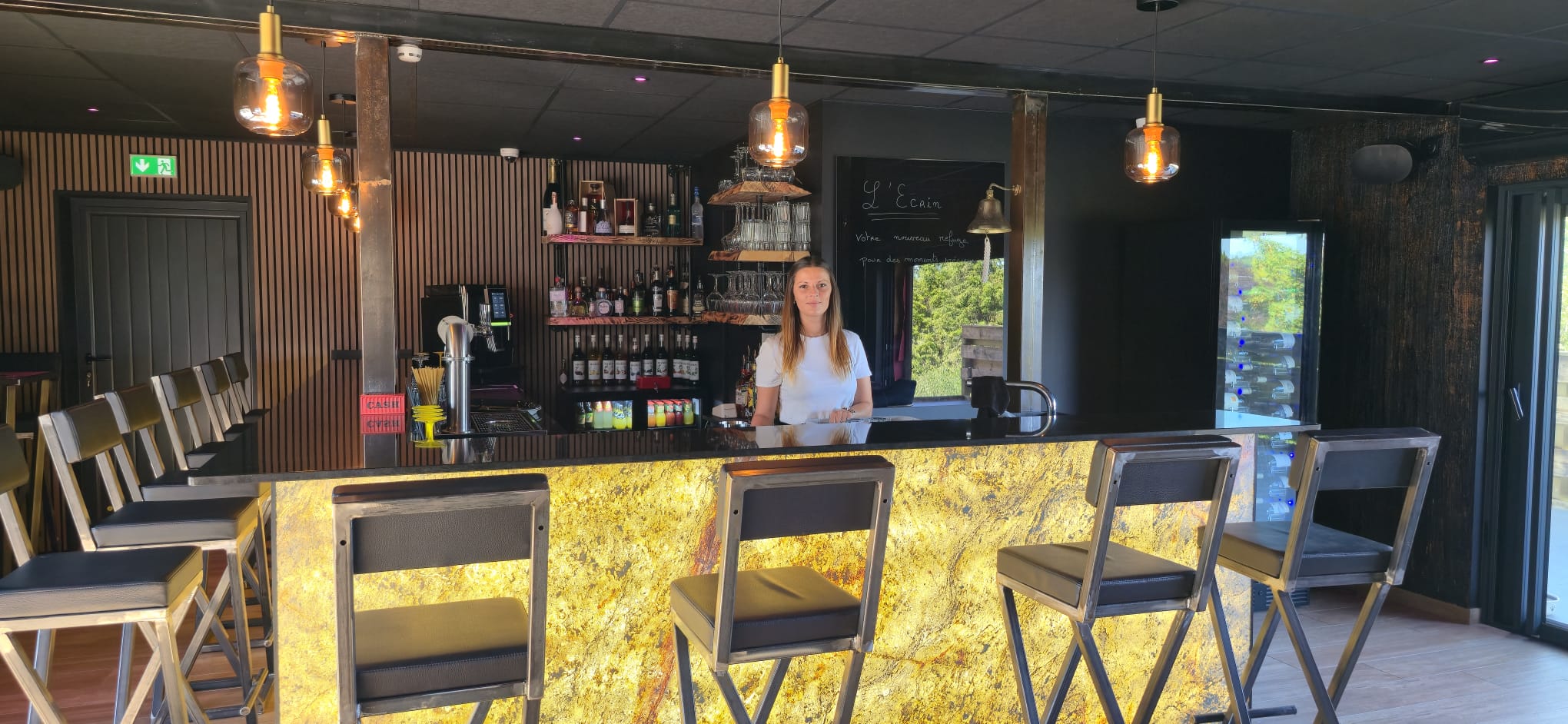 Laura derrière le comptoir de L'Écrin