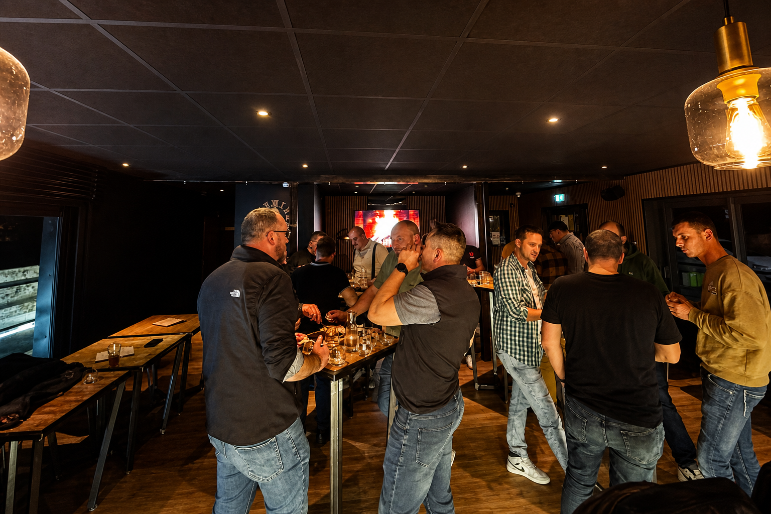 Des participants à une soirée Réseau Sans Cravate à L'Écrin