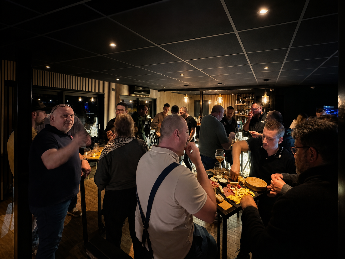 Participants échangeant autour du buffet pendant une soirée Réseau Sans Cravate