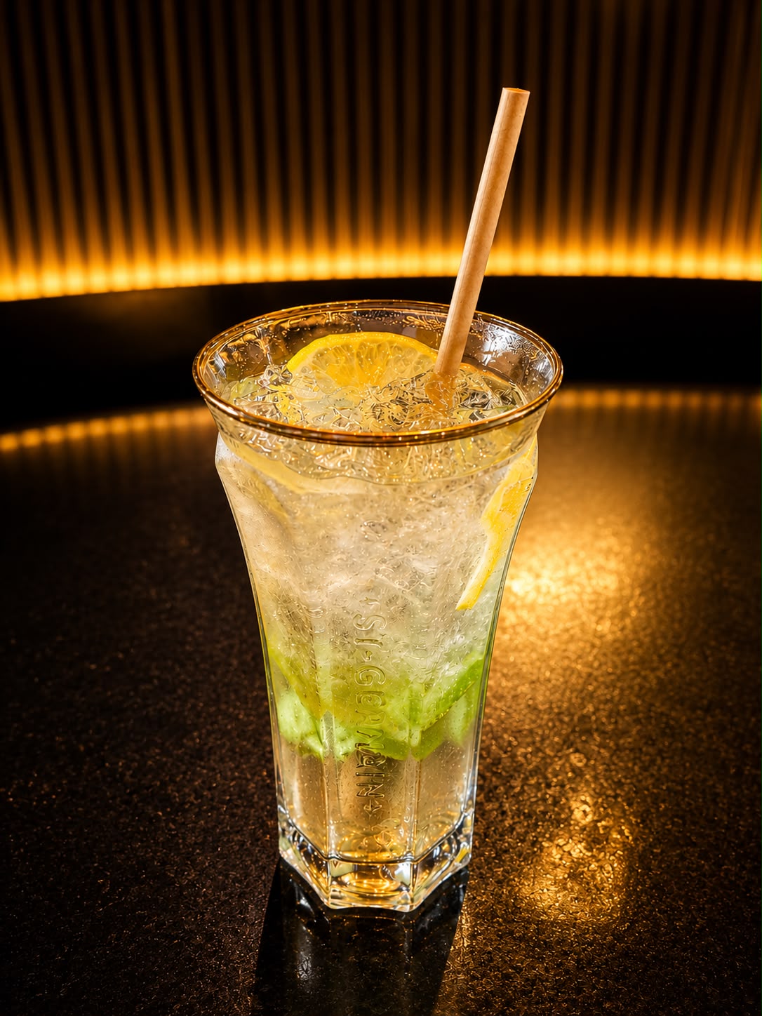Un spritz St Germain dans un grand verre, tranche de citron et concombre sur glace