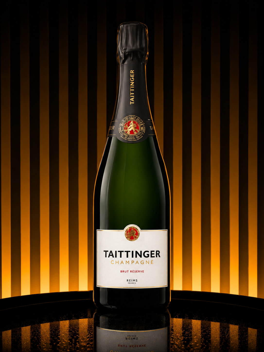 Une bouteille de champagne Taittinger Brut Prestige